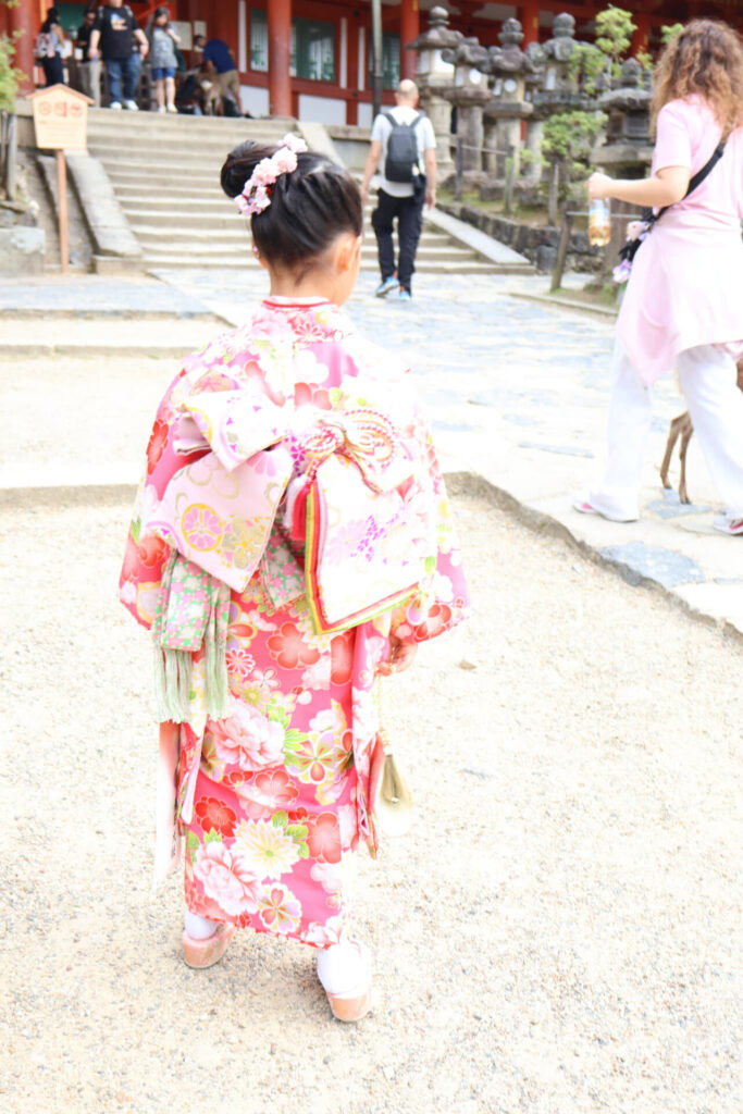 春日大社_奈良県奈良市_七五三お参り_7歳女の子_後姿