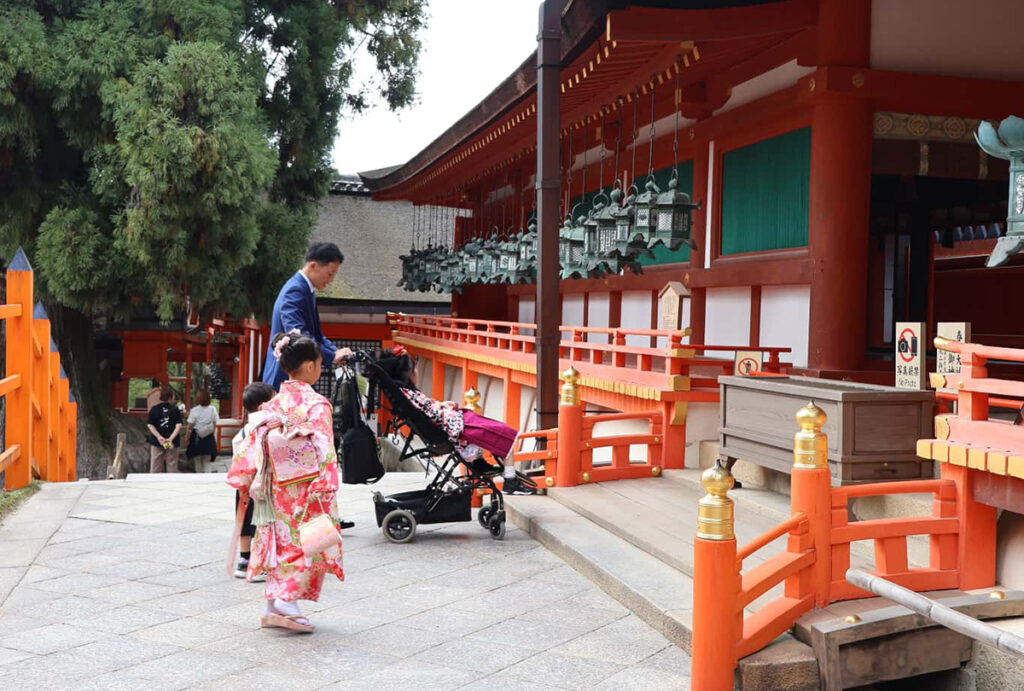 春日大社_奈良県奈良市_七五三お参り_7歳女の子_拝殿前_編み込みヘアー